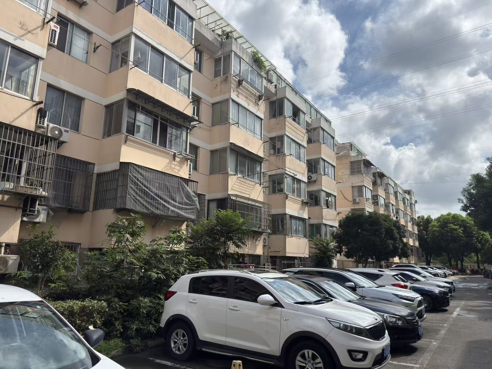 老旧多层住宅立面